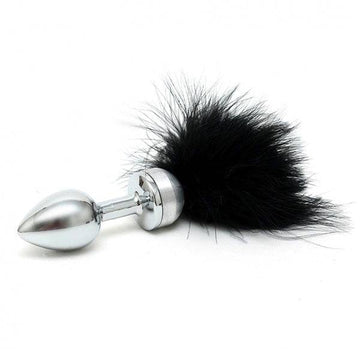 Rimba Liten Butt Plug featuring soft black feathers for a unique and playful touch.