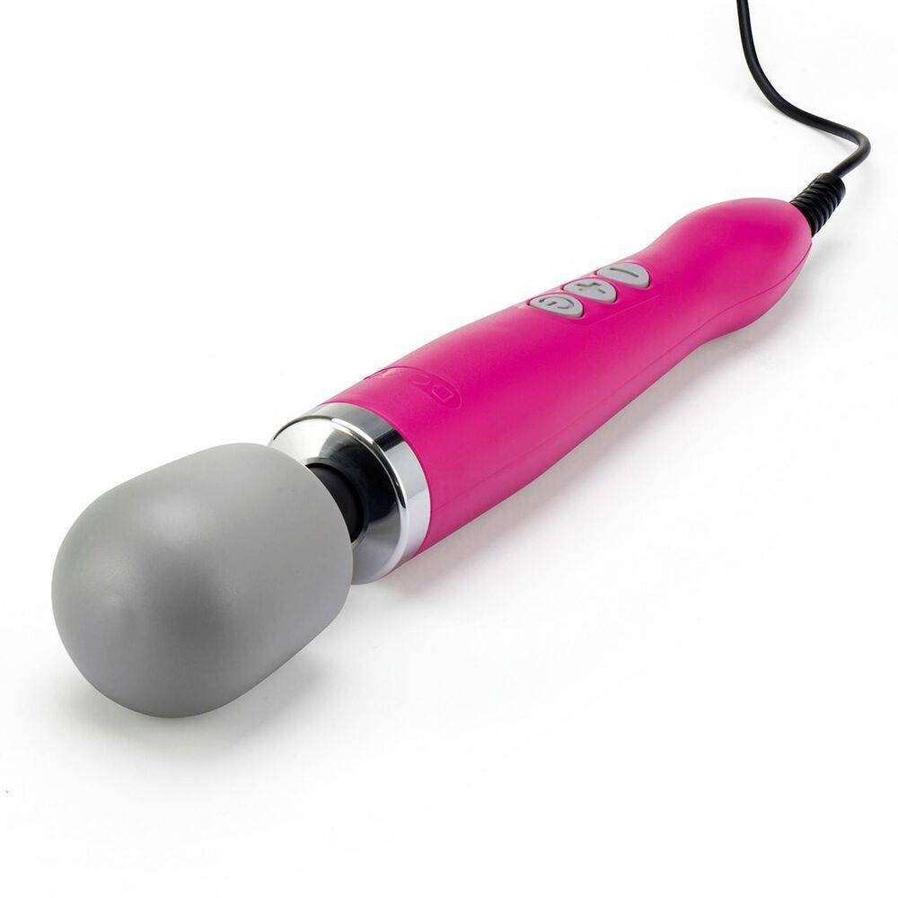Doxy Wand Massageapparat in pink, showcasing its sleek design and ergonomic handle for targeted relaxation.